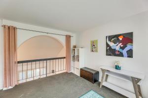 un soggiorno con tavolo e finestra di Stunning Tempe Home with Pool - Near ASU Campus! a Tempe