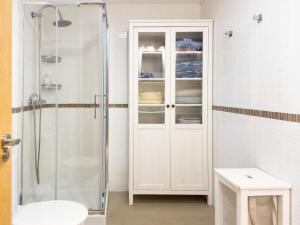 ein Bad mit einer Dusche und einem weißen Schrank in der Unterkunft Estudio Playa Palo in Málaga