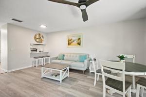 una sala de estar con un sofá y una mesa en 2 Bed/2 Bath Beach Condo, en St. Augustine