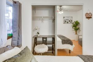 een slaapkamer met een spiegel en een bed bij Los Angeles Apartment with Large Outdoor Patio! in Los Angeles