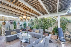 een patio met blauwe stoelen en een tafel bij Los Angeles Apartment with Large Outdoor Patio! in Los Angeles