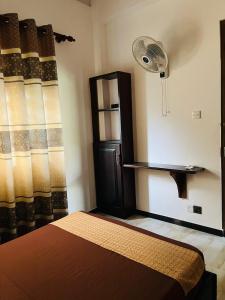 Una cama o camas en una habitación de Tropical Vibes - Kathaluwa
