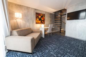 TV a/nebo společenská místnost v ubytování Hôtel Le Dormeur