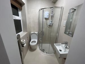 Rooms with En suite Contractors-Businesses-Relocator friendly tesisinde bir banyo