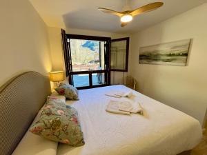 Un dormitorio con una cama con dos toallas encima. en Villmor - B51 - La Terraza de Benasque, en Benasque