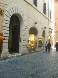 ローマにあるSuites Romeの隣の通りを歩く人々