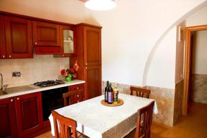 una cocina con una mesa con botellas de vino. en Il Gelso di Francesco - N4, en Cecina
