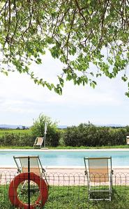 duas cadeiras sentadas ao lado de uma piscina em Il Gelso di Francesco - N5 em Cecina