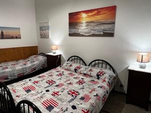 サヴォーナにあるCasa vacanza "Collodi"のベッドルーム1室(ベッド2台、オーストラリアの旗のベッドカバー付)