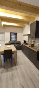 Kuchyň nebo kuchyňský kout v ubytování Manuel Guesthouse Ravascletto