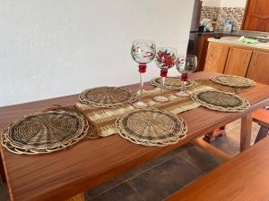 uma mesa com pratos e copos de vinho em Orquideas 3 em Jericó