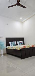 uma cama num quarto com uma ventoinha de tecto em Anshi Home Stay em Varanasi