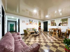 ein Wohnzimmer mit einem Sofa und einem Tisch in der Unterkunft Casa Emmanuel in Salento