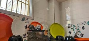 um balcão com pratos e utensílios numa cozinha em Anshi Home Stay em Varanasi