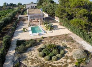een luchtzicht op een huis met zwembad en cactus bij Jabia Beach House in Marinella di Selinunte