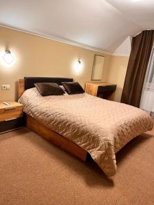 - une chambre avec un lit, une table et une fenêtre dans l'établissement Котедж Golden Lemon, à Mijgiria