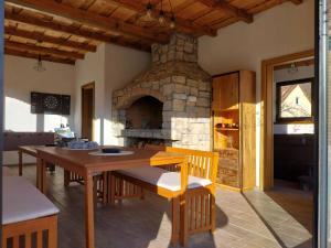 cocina con mesa de madera y horno de piedra en Villa D-IKA en Brušane