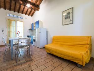 een slaapkamer met een bed en een tafel en een koelkast bij Podere Simonetta - A11 in Cecina