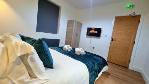um quarto com uma cama com duas toalhas em Rooms with En suite Contractors-Businesses-Relocator friendly em Luton