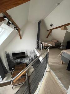 ein Wohnzimmer mit einer Treppe in einem Haus in der Unterkunft FREIGEIST ZeitRaum in Haßloch