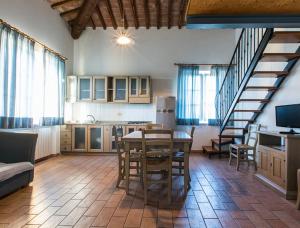 cocina con mesa y escalera en una habitación en Podere Simonetta - A3, en Cecina