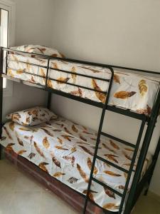 a bunk bed in a room with a bunk bedutenewayangering at Mooi appartement, Route el Aounia Oujda in Oujda