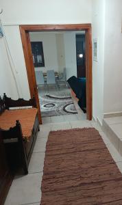 sala de estar con espejo y alfombra en Zorbas House, en Dhesfína