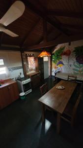 een keuken met een houten tafel in een kamer bij Hakuna Matata in Santa Rosa de Calamuchita