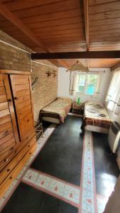 een lege kamer met twee bedden in een kamer bij Hakuna Matata in Santa Rosa de Calamuchita