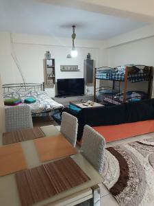 salon z 2 łóżkami piętrowymi i stołem w obiekcie Zorbas House w mieście Dhesfína