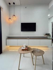 a living room with a table and a tv at Acogedor departamento! in Luque