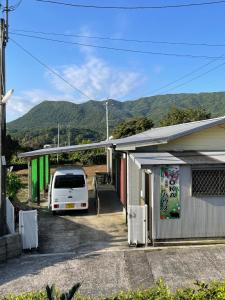 una furgoneta blanca estacionada frente a una casa en Yoka House - Vacation STAY 46247v, en Tokunoshima