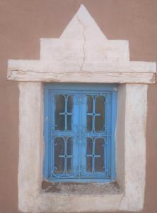 a blue window on the side of a building at Auberge Sahara Iriki & Désert Tours in Foum Zguid