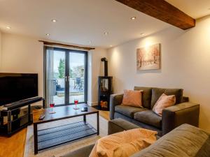 uma sala de estar com um sofá e uma televisão em 2 Bed in Umberleigh 54354 em Atherington