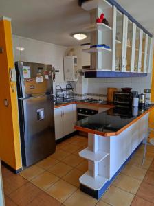 A kitchen or kitchenette at Depto primer piso Quisco Norte
