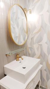 ein Bad mit einem Waschbecken und einem Spiegel in der Unterkunft Ferienwohnung 24 am Saseler Markt hochwertig renoviert in Hamburg
