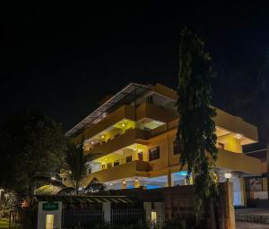 duży budynek z oświetleniem w nocy w obiekcie LA Costa Residency w mieście Anjuna