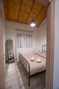 um quarto com uma cama com duas toalhas em Fyllenia Country Home, Aridaia, Pozar Baths em Chrýsa