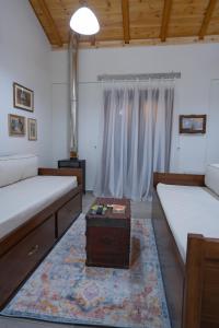 Posteľ alebo postele v izbe v ubytovaní Fyllenia Country Home, Aridaia, Pozar Baths