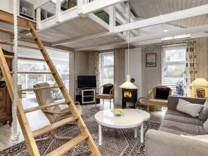 Loft-Apartment mit einer Leiter und einem Wohnzimmer in der Unterkunft Holiday home Karrebæksminde XXXIX in Karrebæksminde