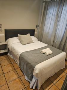 Posteľ alebo postele v izbe v ubytovaní Hostal La Campana