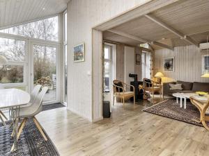 ein Wohnzimmer mit einem Sofa und einem Tisch in der Unterkunft Holiday home Karrebæksminde XXXIX in Karrebæksminde