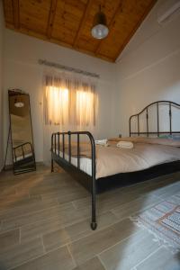um quarto com uma cama grande num quarto em Fyllenia Country Home, Aridaia, Pozar Baths em Chrýsa