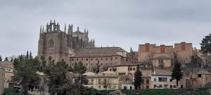 un grupo de edificios con una iglesia en el fondo en Hostal La Campana, en Toledo