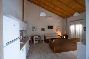 uma cozinha e sala de estar com um sofá e uma mesa em Fyllenia Country Home, Aridaia, Pozar Baths em Chrýsa