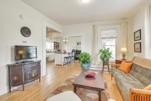 TV a/nebo společenská místnost v ubytování Tasteful Gardiner Triplex Near Downtown Augusta!