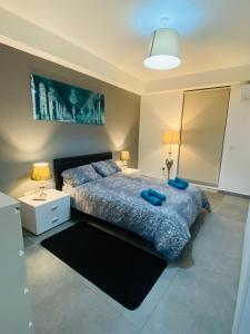 Schlafzimmer mit einem Bett mit blauer Decke in der Unterkunft Sliema Seaview & seafront- APT 9, 49 Tigne Point Mansions in Sliema