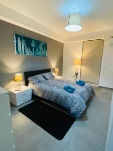 Una cama o camas en una habitación de Sliema Seaview & seafront- APT 9, 49 Tigne Point Mansions