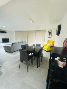 ein Wohnzimmer mit einem Tisch und einem gelben Sofa in der Unterkunft Sliema Seaview & seafront- APT 9, 49 Tigne Point Mansions in Sliema