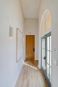 a hallway with a wooden door and a wooden floor at Villa Castillo 2 in Santa Barbara